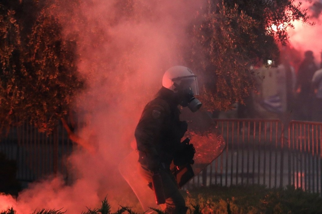Συλλήψεις για τα επεισόδια στο δημαρχείο Θεσσαλονίκης – Μολότοφ, χημικά και αύρες (pics&vids)