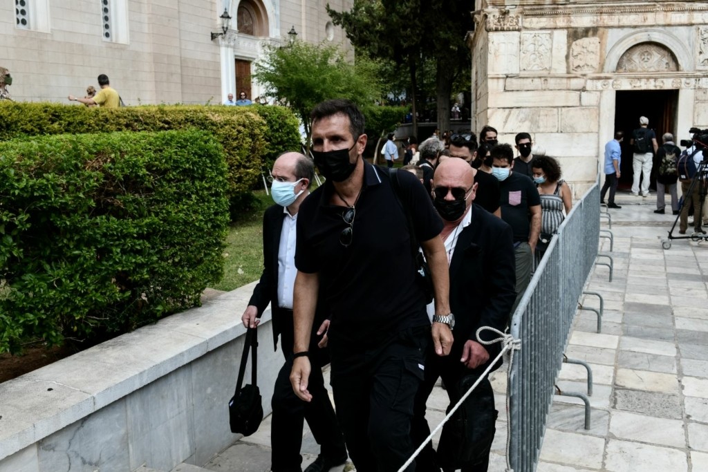 Συντετριμμένος ο Δημήτρης Μπάσης στο λαϊκό προσκύνημα του Μίκη Θεοδωράκη (pics)