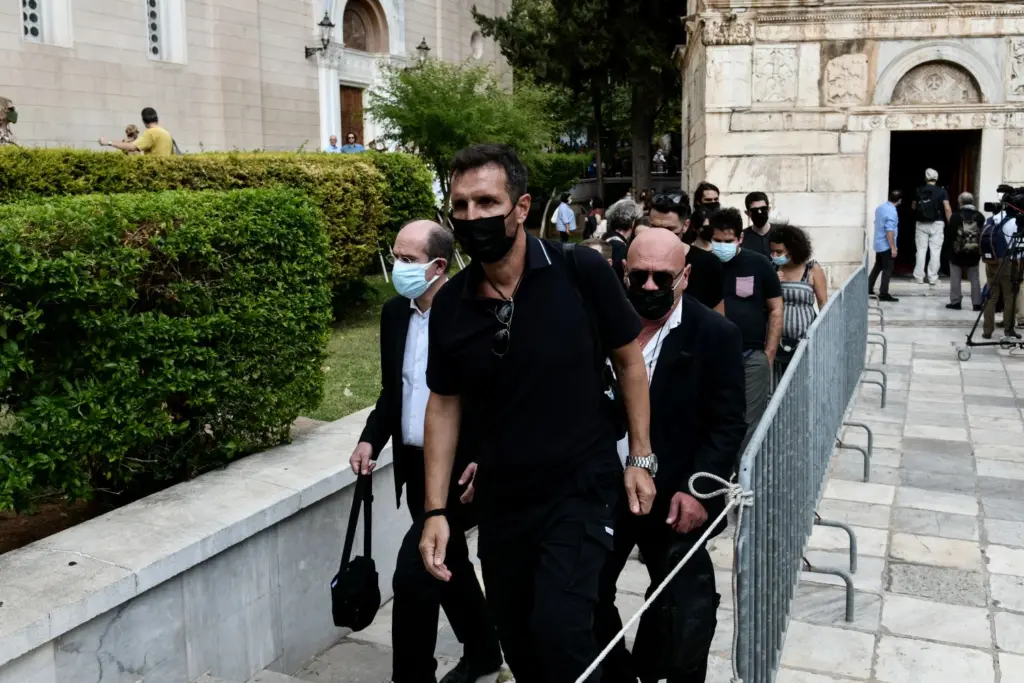 Συντετριμμένος ο Δημήτρης Μπάσης στο λαϊκό προσκύνημα του Μίκη Θεοδωράκη (pics)