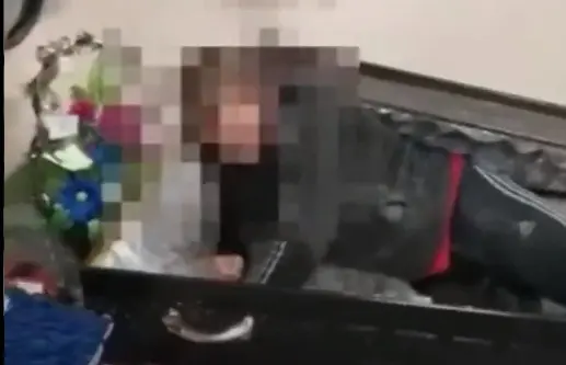 Σύγχρονος “Δράκουλας” – Μέθυσε, έσπασε τη τζαμαρία γραφείου τελετών και ξύπνησε μέσα σε φέρετρο (vid)