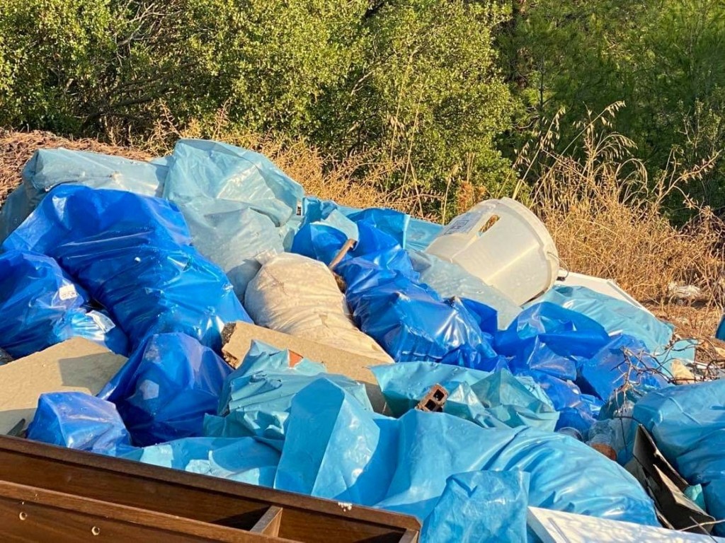 Σκουπιδότοπος η Εκάλη απέναντι από τις καμένες εκτάσεις στη Βαρυμπόμπη (pics&vids)