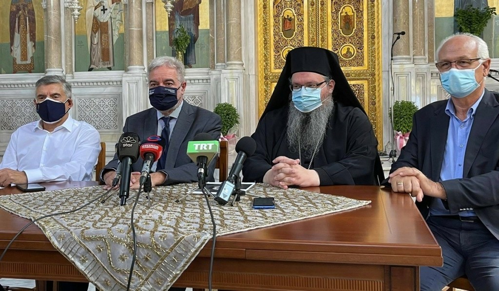 Ξεκινάνε εμβολιασμοί έξω από τις εκκλησίες στη Λάρισα (vids)