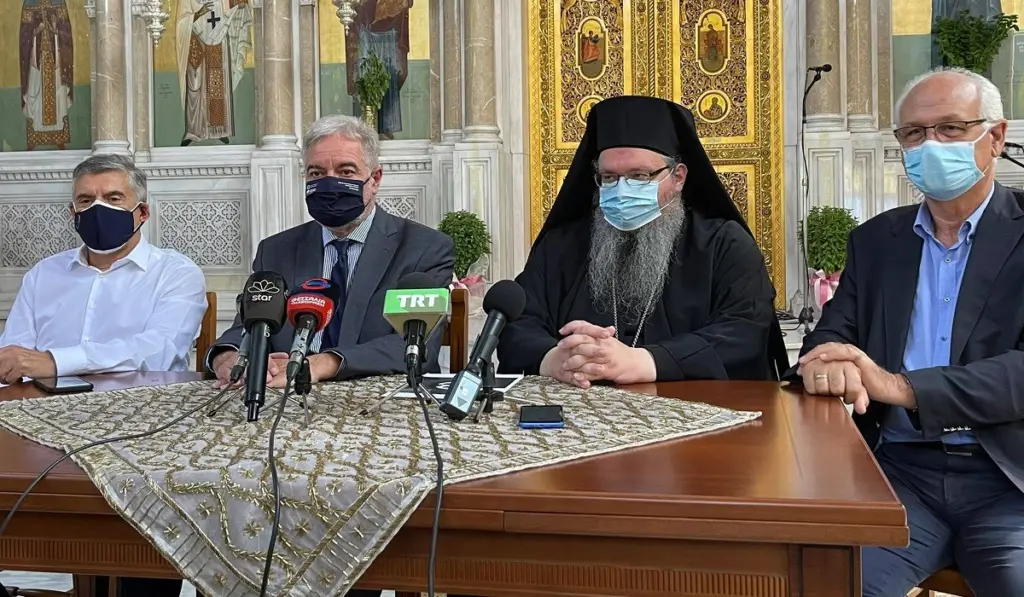 Ξεκινάνε εμβολιασμοί έξω από τις εκκλησίες στη Λάρισα (vids)