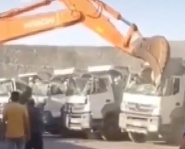 Εργαζόμενος έπαθε αμόκ επειδή δεν τον πλήρωσαν και κατέστρεψε πέντε φορτηγά (vid)