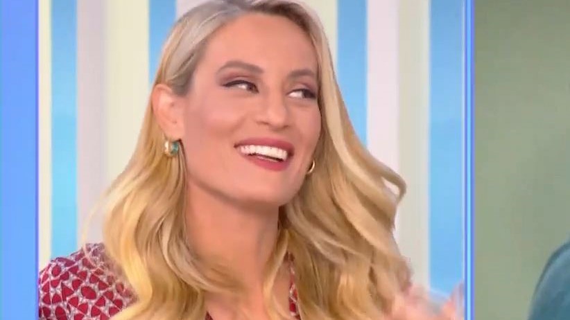 Η αντίδρασή της Ελεονώρας Μελέτη όταν βουλευτής της άνοιξε με το μπουρνούζι (vid)