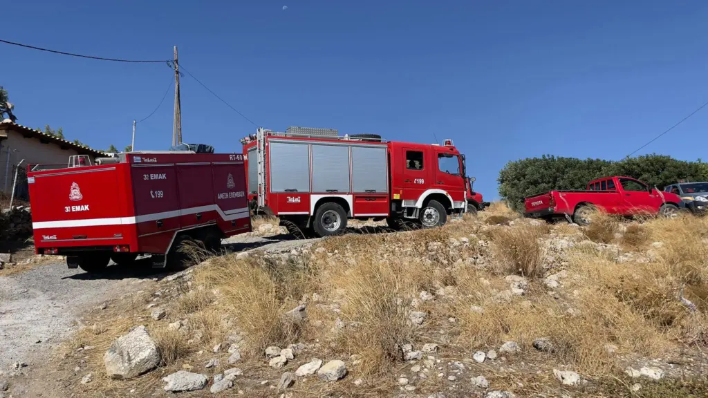 Η στιγμή που η ΕΜΑΚ απεγκλωβίζει άντρα από τα συντρίμμια της εκκλησίας στο Αρκαλοχώρι (vid)