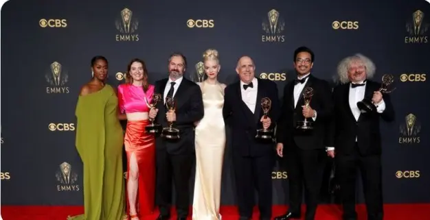 “Βασιλιάς” των Emmy το Netflix – Σάρωσε τo “The Crown” – Τα δάκρυα της Ολίβια Κόλμαν (vids)