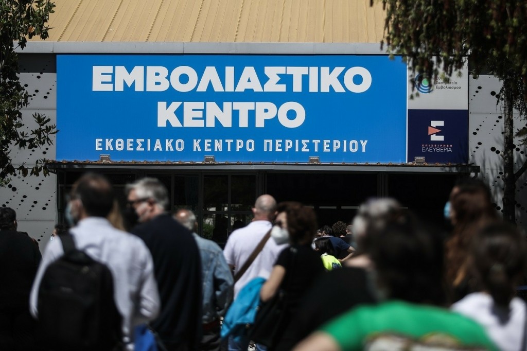 Το σκεπτικό για την τρίτη δόση του εμβολίου – Γιατί η επιτροπή Εμβολιασμών δεν περίμενε τον EMA (vid)