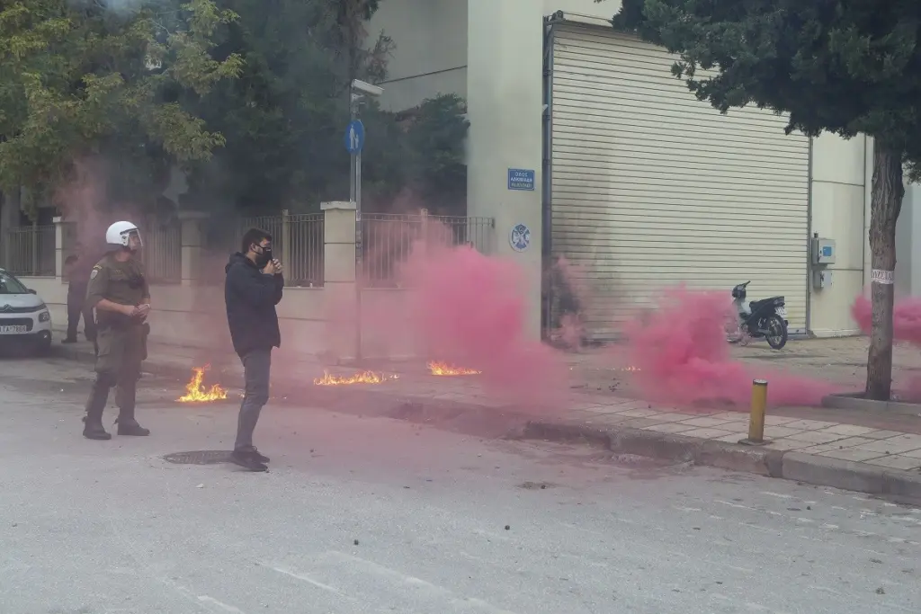 Πεδίο “μάχης” για δεύτερη ημέρα το ΕΠΑΛ Σταυρούπολης – Κουκουλοφόροι πέταξαν μολότοφ (pics&vids)