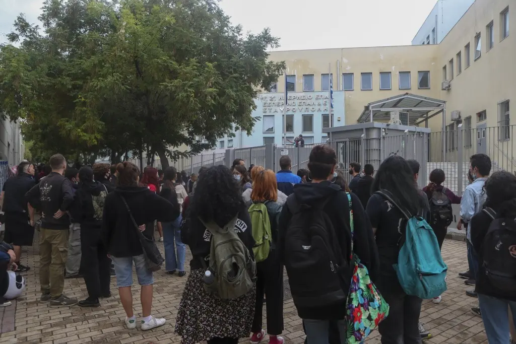 Παρέμβαση εισαγγελέα ζητάει η Κεραμέως για τα επεισόδια στο ΕΠΑΛ Σταυρούπολης (vid)