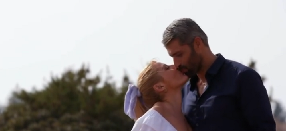 Το πρώτο φιλί του Bachelor – Ο Αλέξης Παππάς αιφνιδιάστηκε (vid)