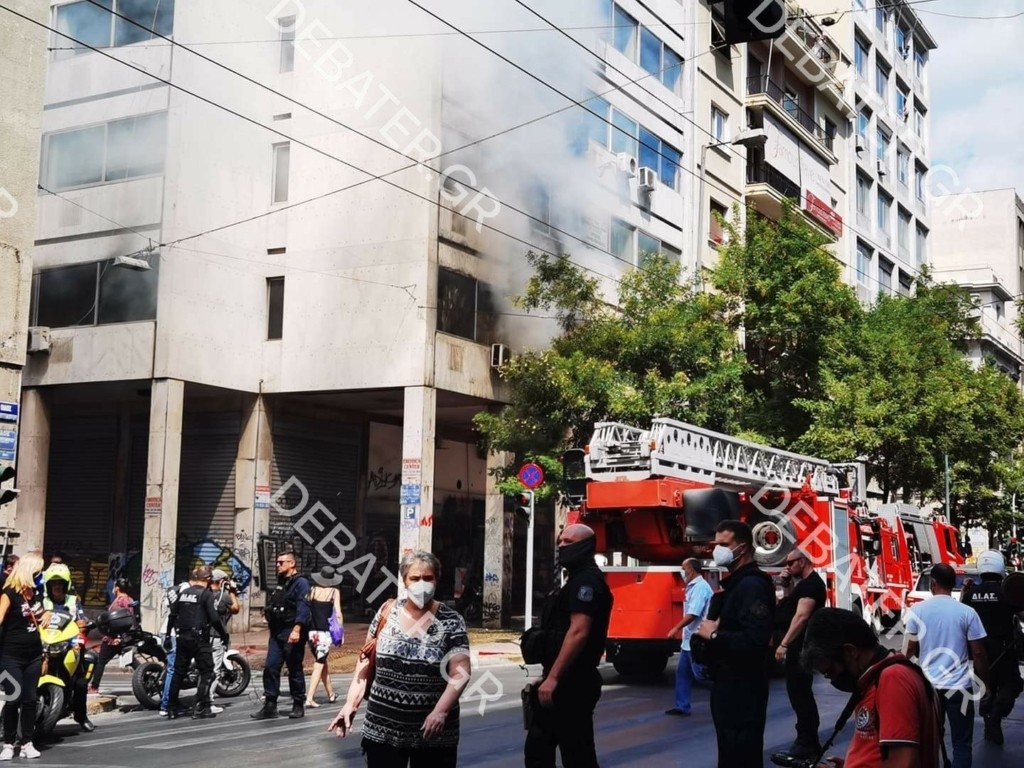 Φωτιά σε κτίριο κοντά στο υπουργείο Υγείας – Εκκενώθηκε το κτίριο (pics)