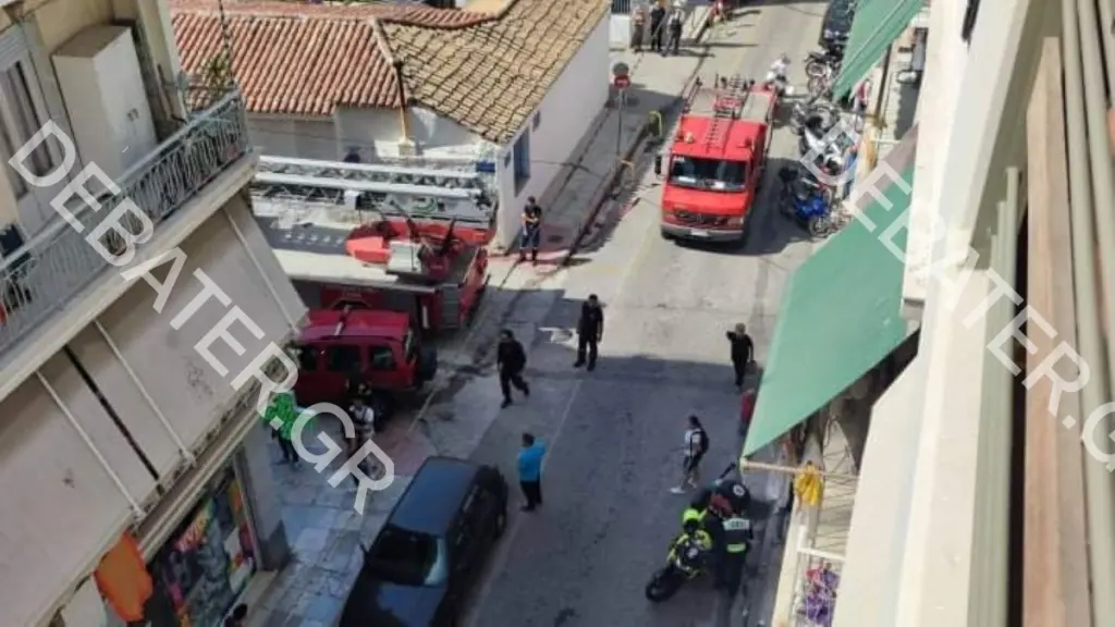 Φωτιά μέσα σε διαμέρισμα στα Πατήσια – Aπεγκλωβίστηκαν δύο άνθρωποι (pics)
