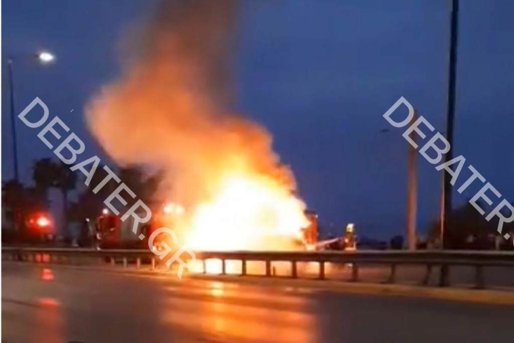 Τυλίχτηκε στις φλόγες αυτοκίνητο στη Λεωφόρο Ποσειδώνος – Απίστευτες εικόνες (vid)