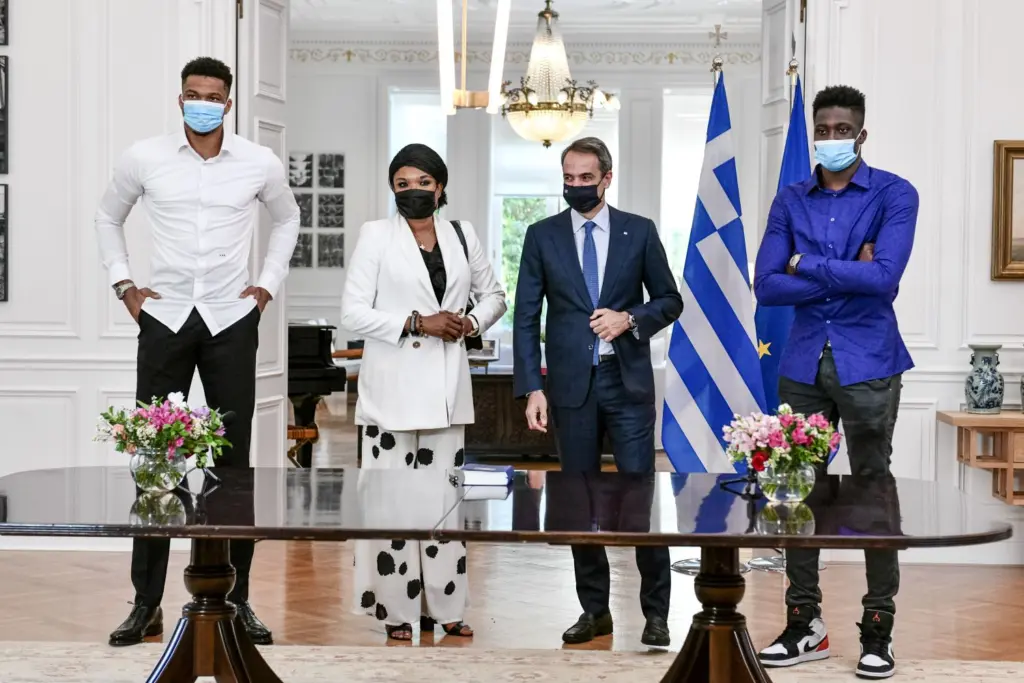 Έλληνες πολίτες ορκίστηκαν οι Βερόνικα και Άλεξ Αντετοκούνμπο- Η συγκινητική τελετή και η απουσία που έγινε αισθητή (pics)