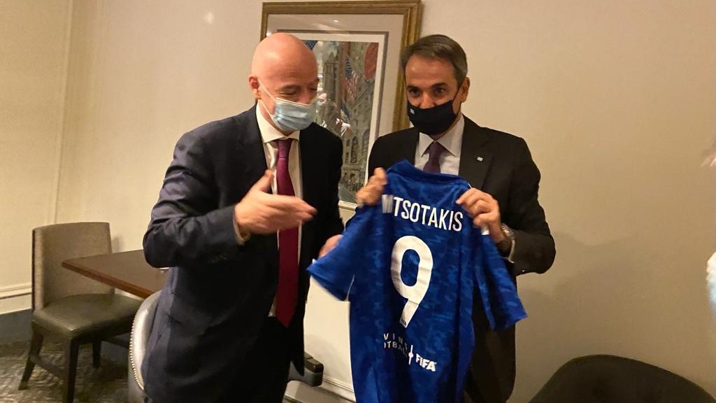 Συνάντηση Μητσοτάκη – Ινφαντίνο στη Νέα Υόρκη – Οι συζητήσεις και η φανέλα με το 9