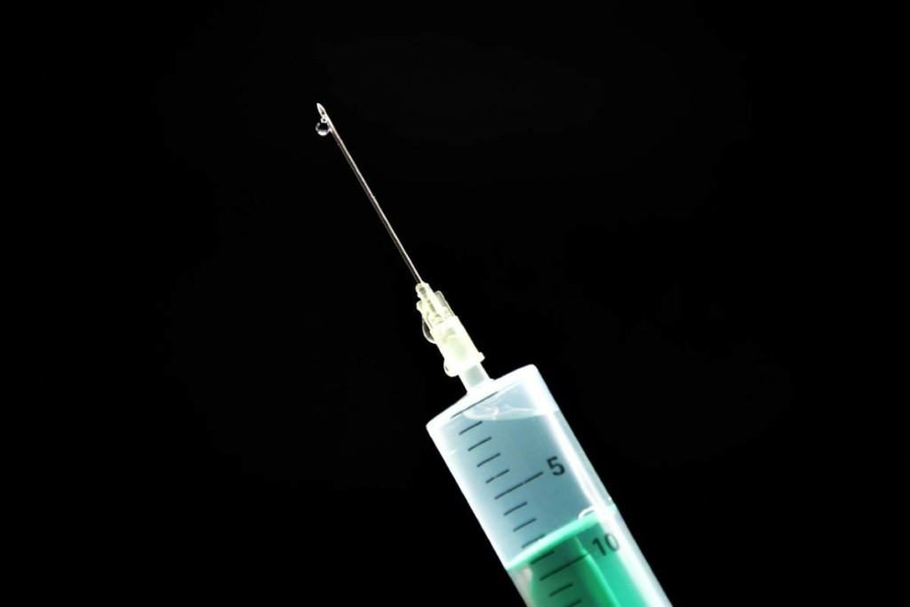 Ρήξη στο CDC για την τρίτη δόση του εμβολίου – Τι συνίσταται για τους εργαζόμενους υψηλού κινδύνου