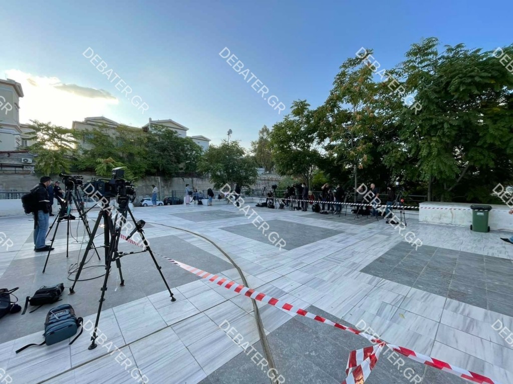 Διαχωριστικές κορδέλες στα δικαστήρια για την άφιξη της Ιωάννας Παλιοσπύρου – Νέοι μάρτυρες στην πολύκροτη δίκη (pics&vid)