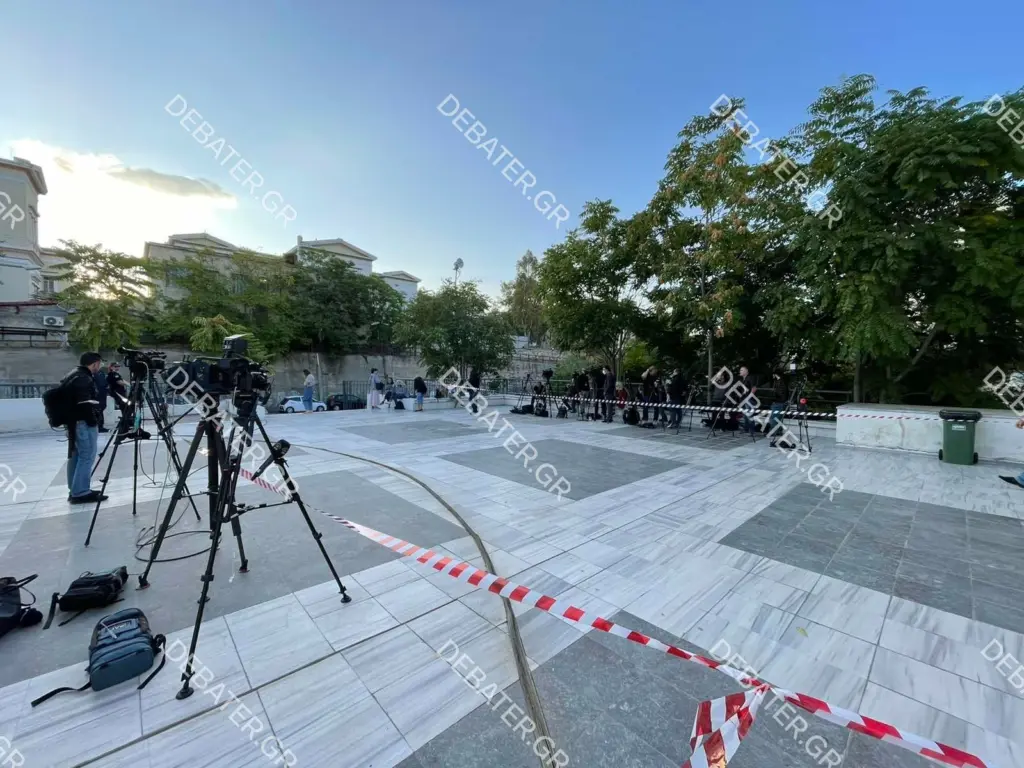 Διαχωριστικές κορδέλες στα δικαστήρια για την άφιξη της Ιωάννας Παλιοσπύρου – Νέοι μάρτυρες στην πολύκροτη δίκη (pics&vid)