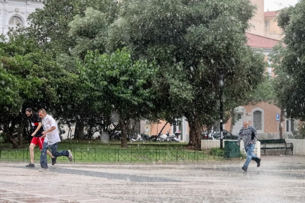 Επιδείνωση του καιρού την Παρασκευή – Σε ποιές περιοχές θα σημειωθούν καταιγίδες