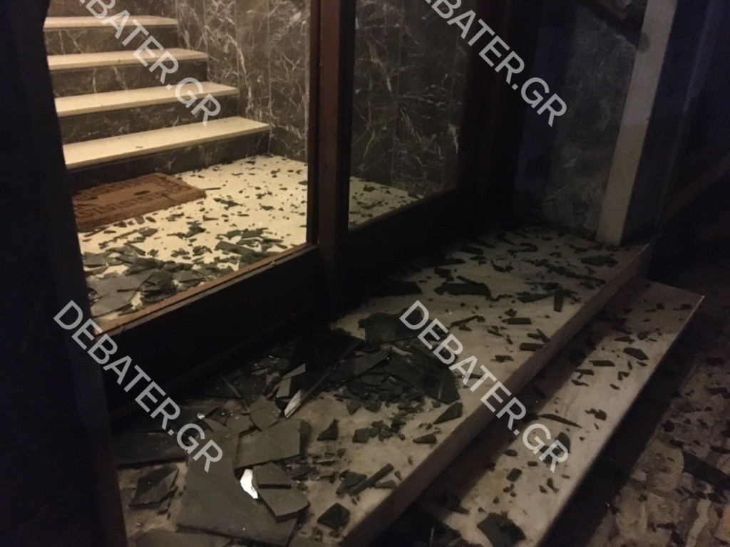 Πέταξαν κροτίδα σε πολυκατοικία στην Καλλιθέα – Έσπασε η τζαμαρία της εισόδου και προκλήθηκε φωτιά (pics&vids)