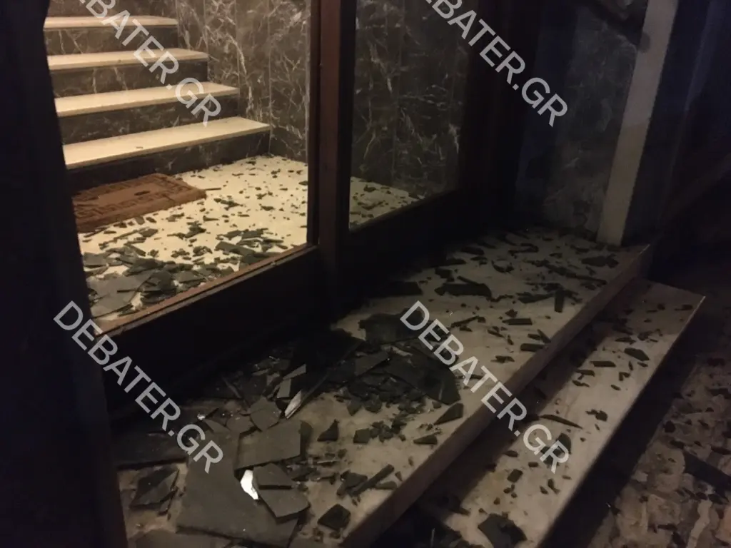 Πέταξαν κροτίδα σε πολυκατοικία στην Καλλιθέα – Έσπασε η τζαμαρία της εισόδου και προκλήθηκε φωτιά (pics&vids)