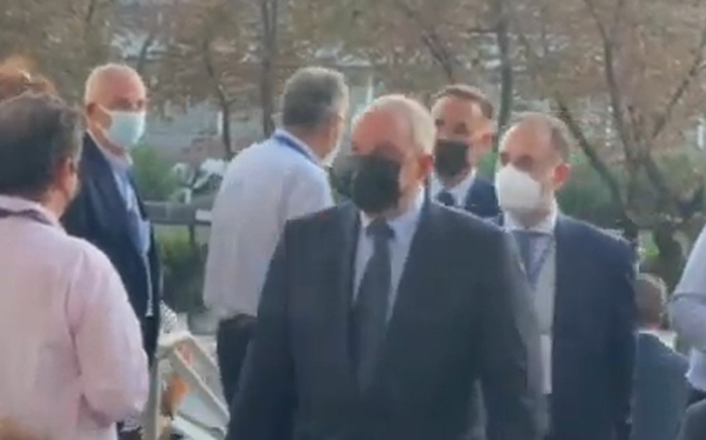Στο “Βελλίδειο” ο Κώστας Καραμανλής – Παρακολούθησε την ομιλία του πρωθυπουργού (vid)