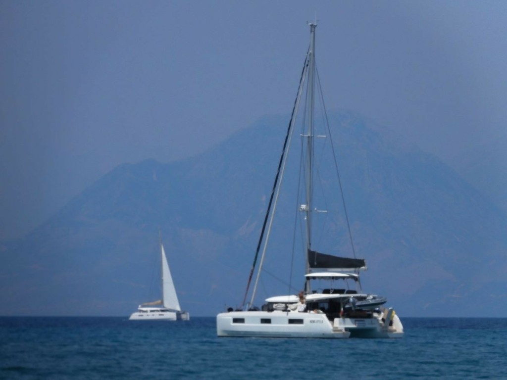 Φωτιά ξέσπασε σε ιστιοφόρο στην Κάρυστο – Στο νοσοκομείο οι 4 επιβαίνοντες (pic)