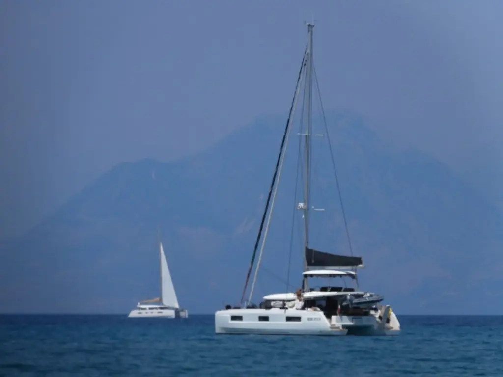 Φωτιά ξέσπασε σε ιστιοφόρο στην Κάρυστο – Στο νοσοκομείο οι 4 επιβαίνοντες (pic)