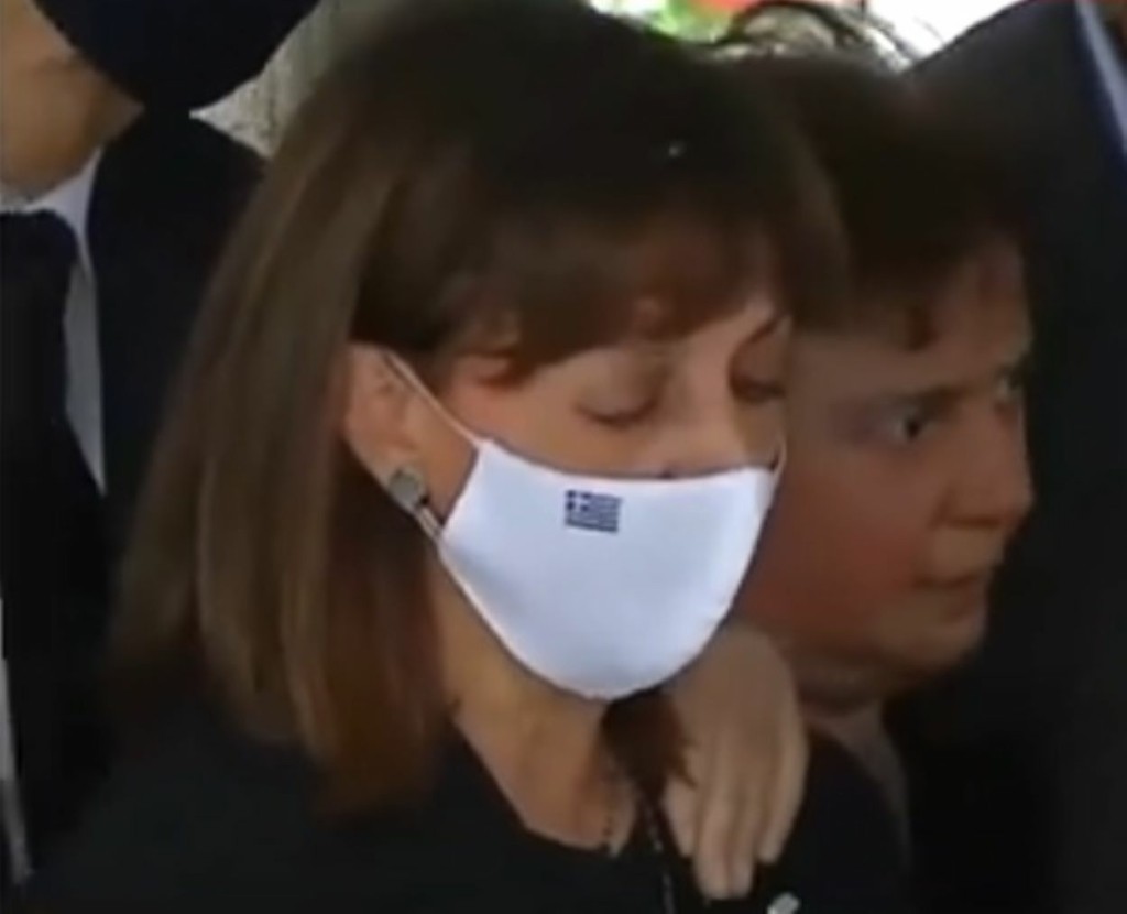 Τα δάκρυα της Κατερίνας Σακελλαροπούλου πάνω από τον τάφο του Μίκη (vid)