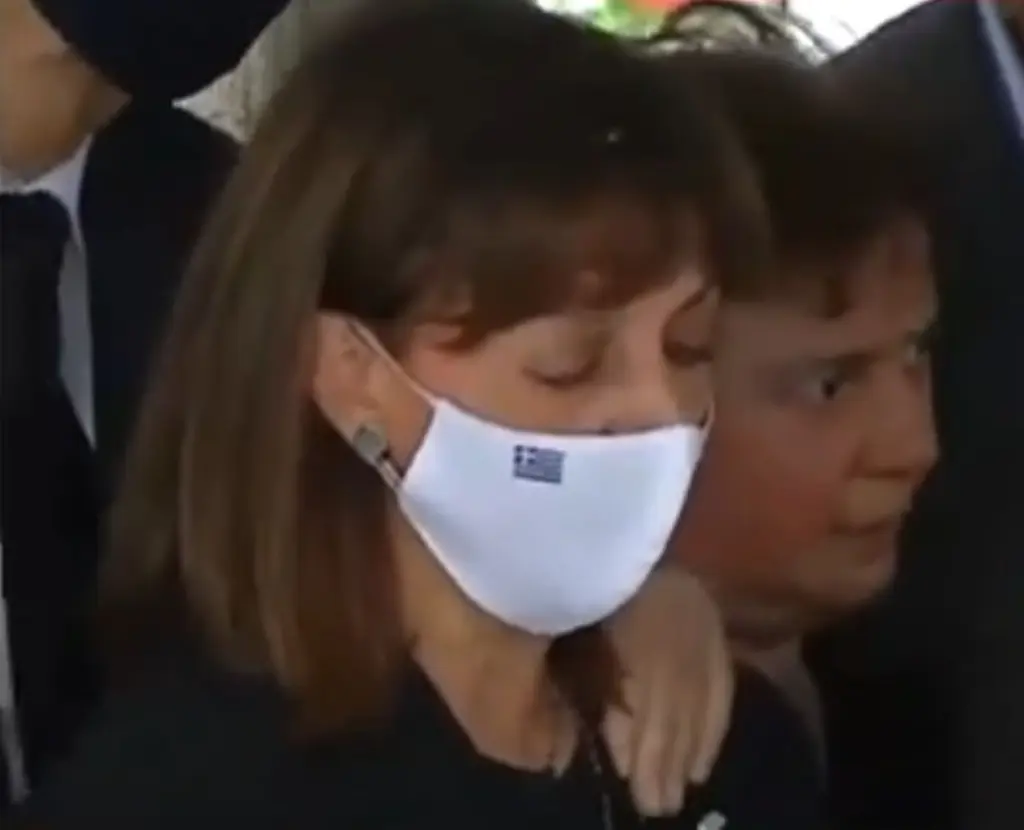 Τα δάκρυα της Κατερίνας Σακελλαροπούλου πάνω από τον τάφο του Μίκη (vid)