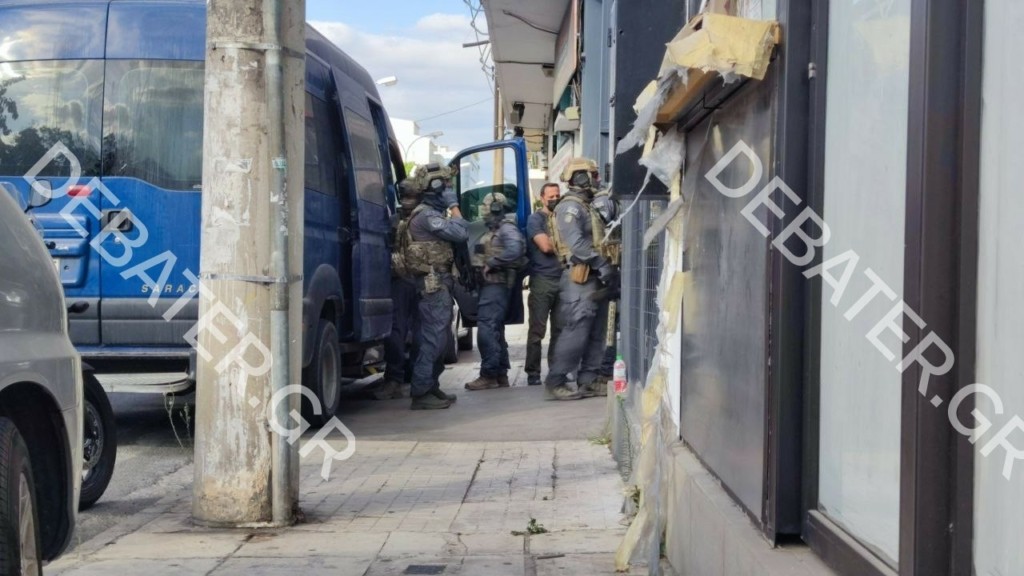 “Ντου” της αστυνομίας σε μάντρα αυτοκινήτων στον Κεραμεικό – Βρήκαν ναρκωτικά, αρχαία και εικόνες (pics)