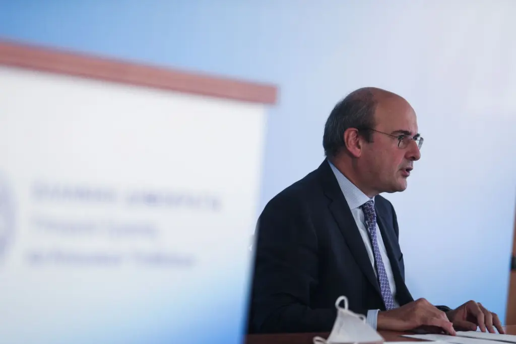 Όφελος έως 691 ευρώ για τους εργαζόμενους – Οι ανακοινώσεις Χατζηδάκη για φοροελαφρύνσεις και εισφορές