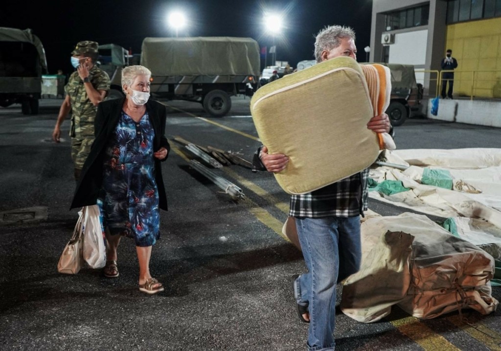 Συγκλονίζουν μαρτυρίες κατοίκων της Κρήτης μετά τον μεγάλο σεισμό – “Δεν μας έμεινε ποτήρι να πιούμε νερό” (vid)