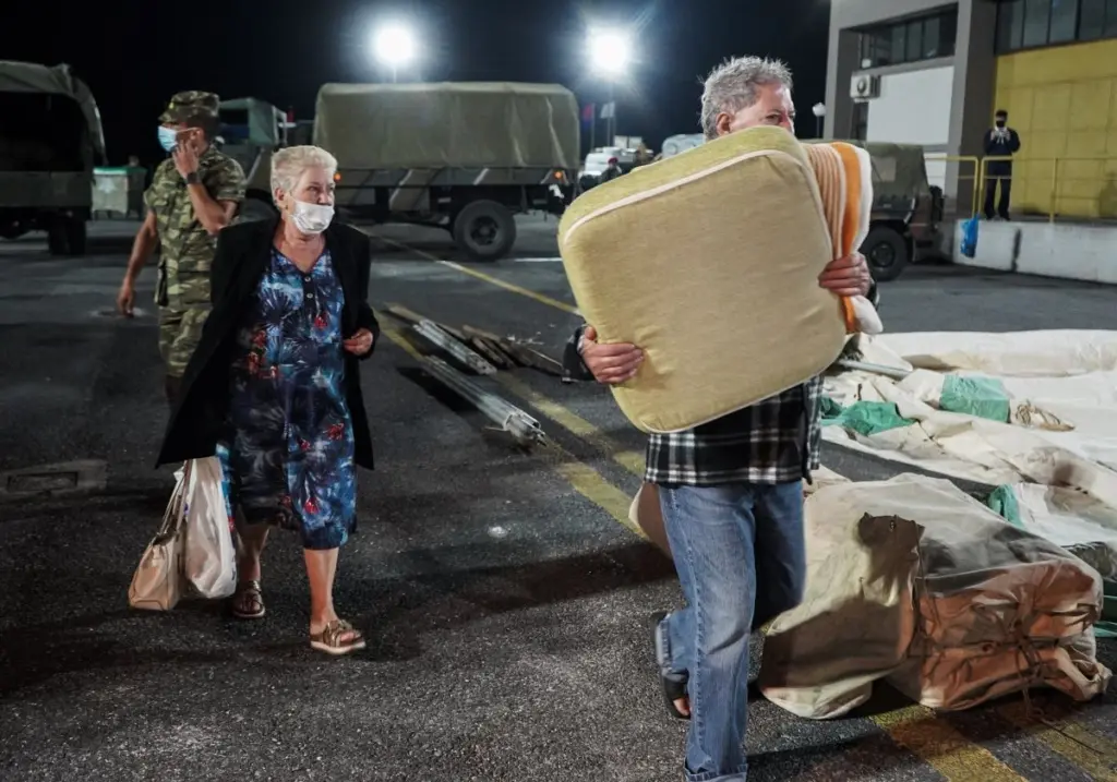 Συγκλονίζουν μαρτυρίες κατοίκων της Κρήτης μετά τον μεγάλο σεισμό – “Δεν μας έμεινε ποτήρι να πιούμε νερό” (vid)