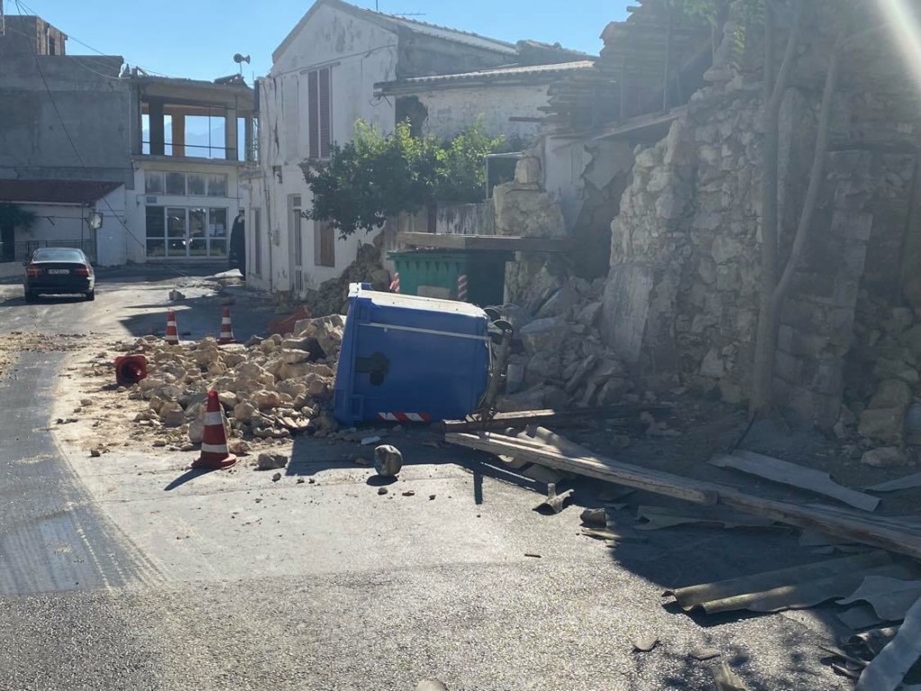 Όλεθρο και καταστροφή άφησε πίσω του ο μεγάλος σεισμός στην Κρήτη – Μεγάλες ζημιές σε σπίτια (pics&vids)