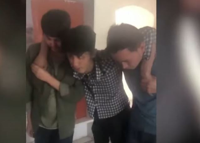 Άρχισαν τις βιαιότητες κατά του Τύπου οι Ταλιμπάν – Χτύπησαν άγρια δημοσιογράφους με ραβδιά (vids)