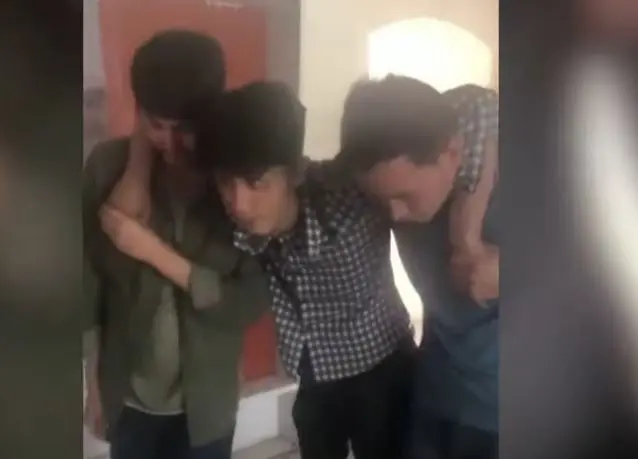 Άρχισαν τις βιαιότητες κατά του Τύπου οι Ταλιμπάν – Χτύπησαν άγρια δημοσιογράφους με ραβδιά (vids)