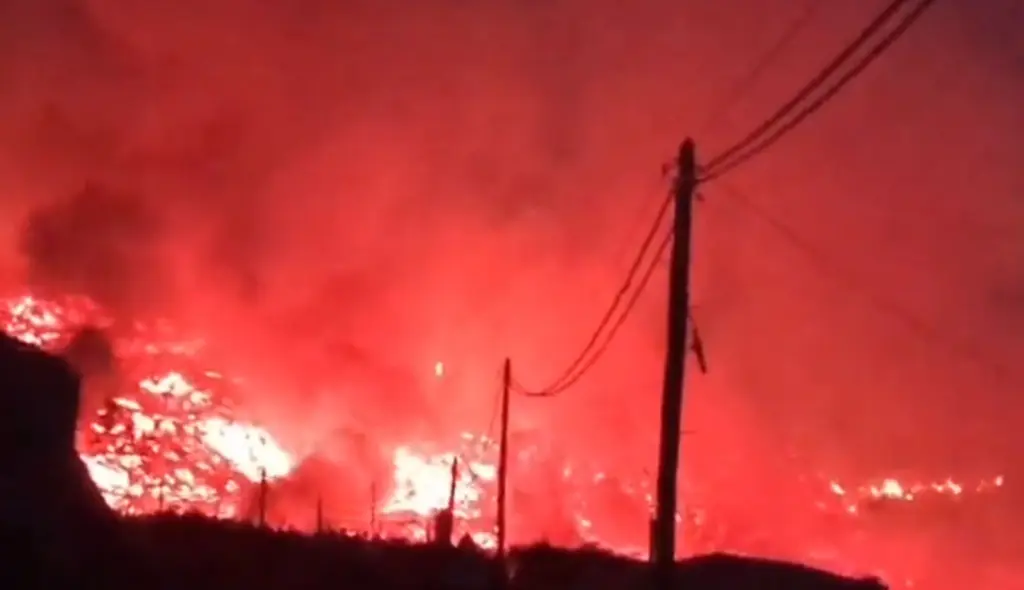 Εικόνες αποκάλυψης στη Λα Πάλμα – Στον ωκεανό η λάβα – Φόβοι για τα τοξικά αέρια (vids)