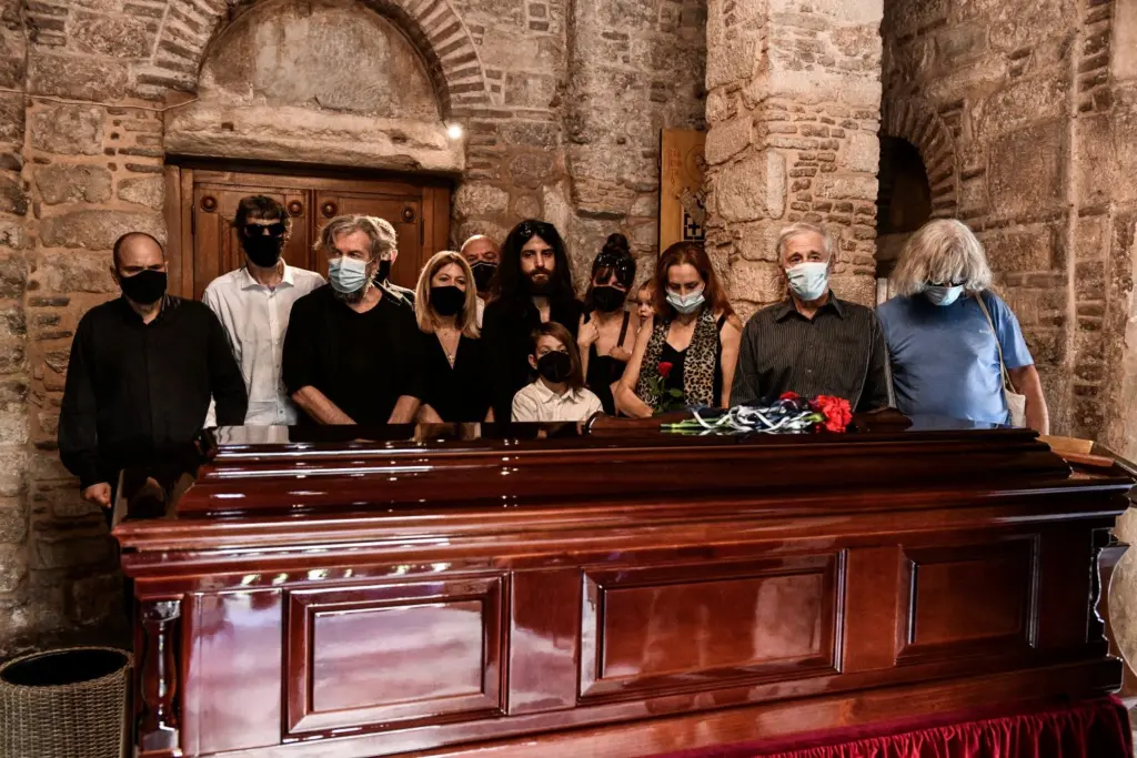 Σε λαϊκό προσκύνημα η σορός του Μίκη Θεοδωράκη – Τα τραγούδια του ηχούν σε όλη την Αθήνα (pics&vid)
