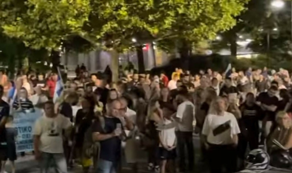 Συγκέντρωση αντιεμβολιαστών στην Λάρισα με Ελληνικές σημαίες, πανό και συνθήματα (vid)