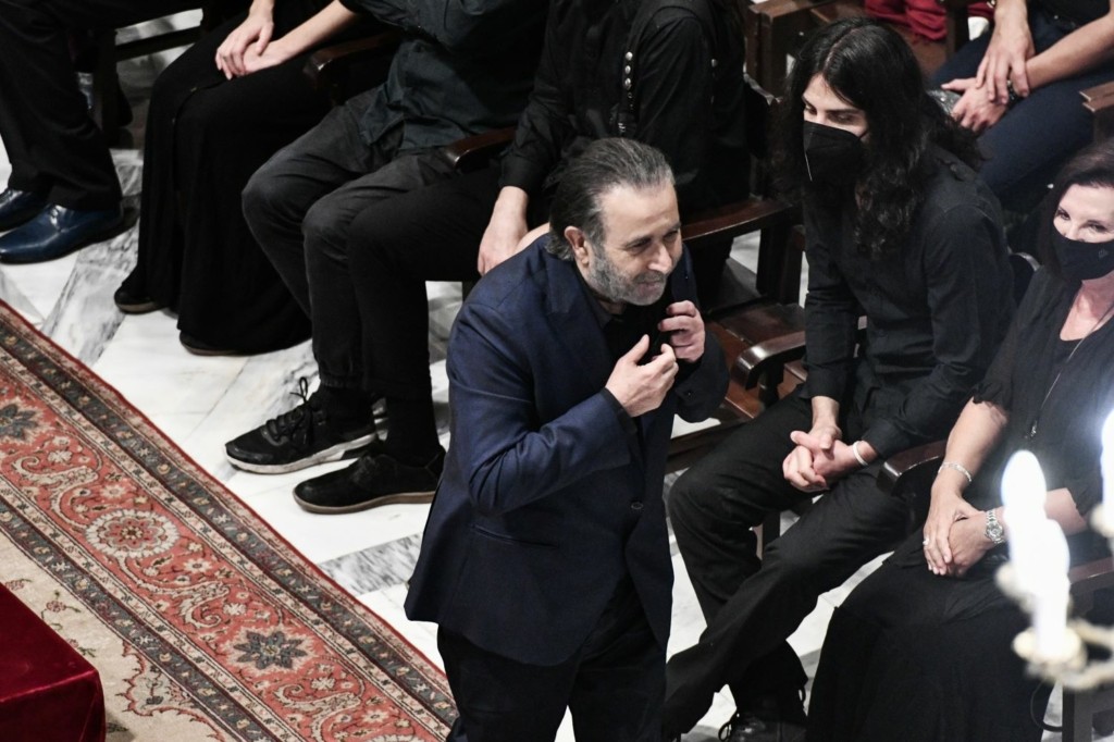 Συγκινημένος και μαυροντυμένος ο Λάκης Λαζόπουλος στη Μητρόπολη για το αντίο στον “μεγάλο” Θεοδωράκη (pics)