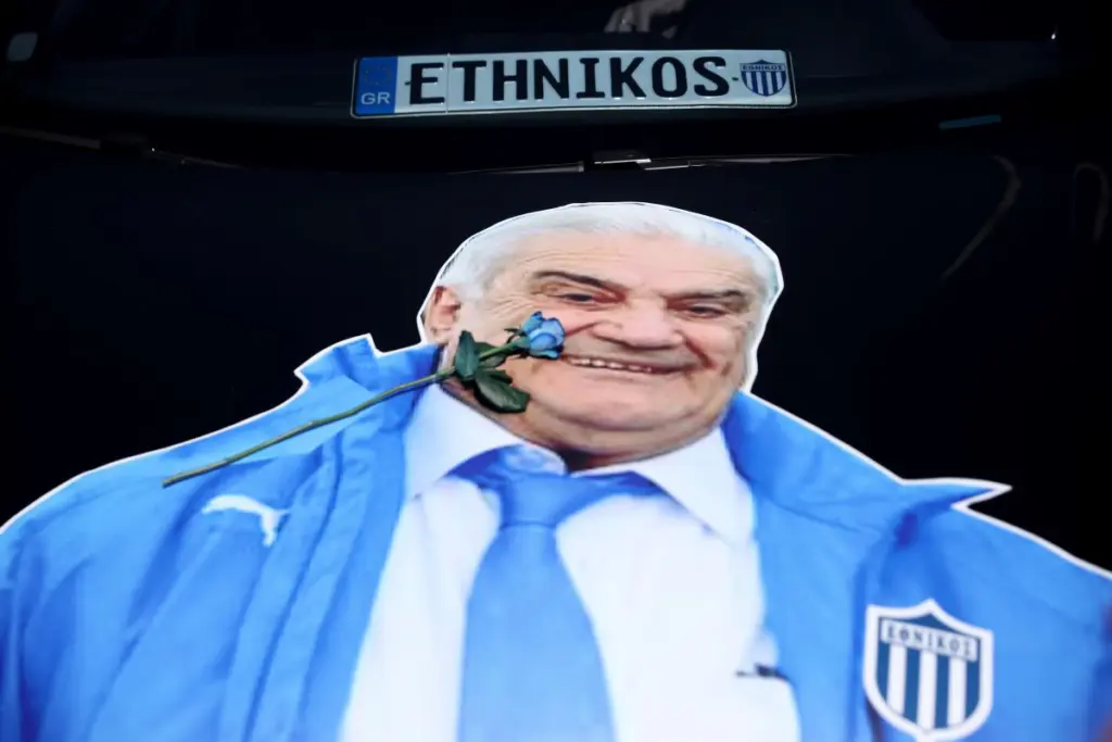 Με τη σημαία του Εθνικού ο “αποχαιρετισμός” στον Γιάννη Μαντζουράνη (pics)