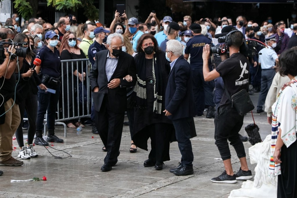 Η Μαρία Φαραντούρη στη Μητρόπολη για τον αποχαιρετισμό του Μίκη Θεοδωράκη (pics&vid)