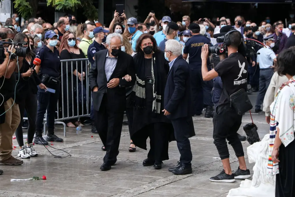 Η Μαρία Φαραντούρη στη Μητρόπολη για τον αποχαιρετισμό του Μίκη Θεοδωράκη (pics&vid)