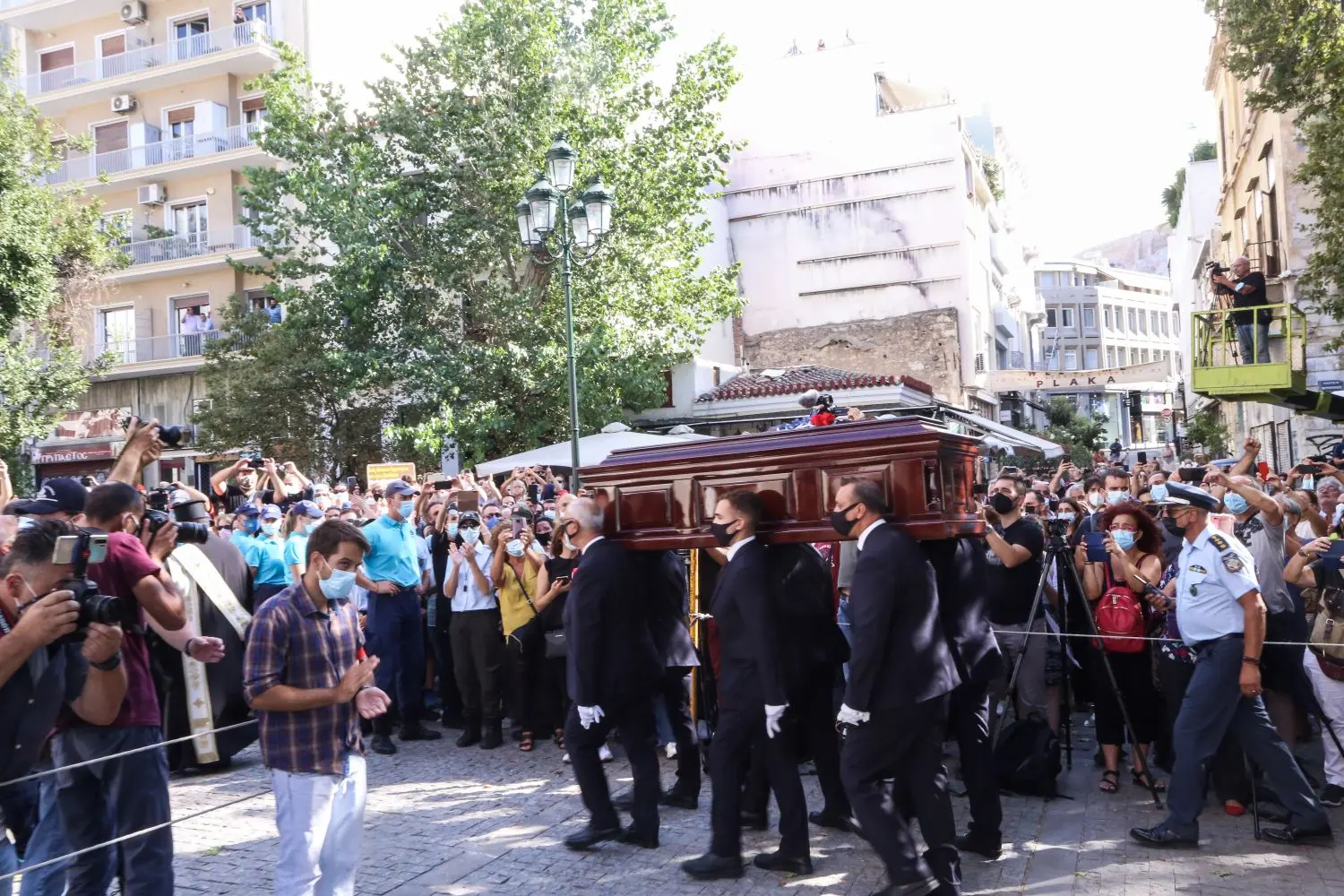 Το συμβολαιογραφικό έγγραφο του Μίκη Θεοδωράκη για την κηδεία του – Οι οδηγίες και η φωτογραφία από τον τάφο του (vid)