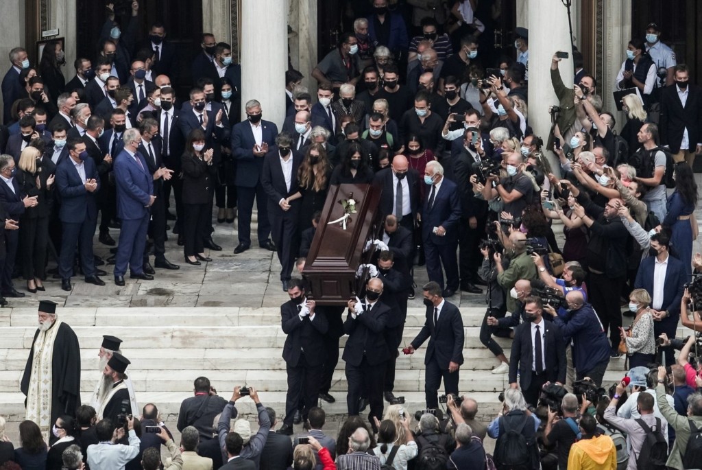 Οι Έλληνες έκλιναν γόνυ στον παγκόσμιο Μίκη Θεοδωράκη (pics)