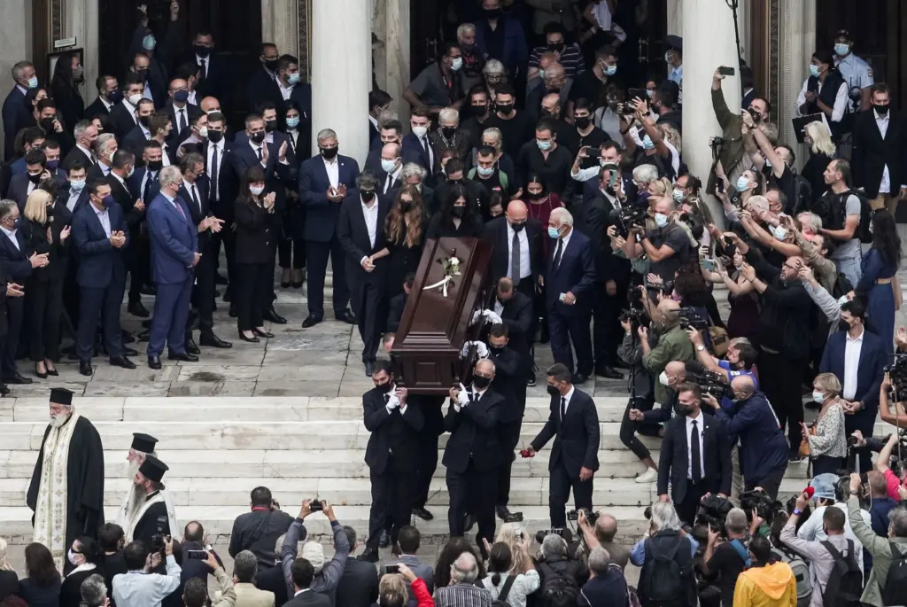 Οι Έλληνες έκλιναν γόνυ στον παγκόσμιο Μίκη Θεοδωράκη (pics)