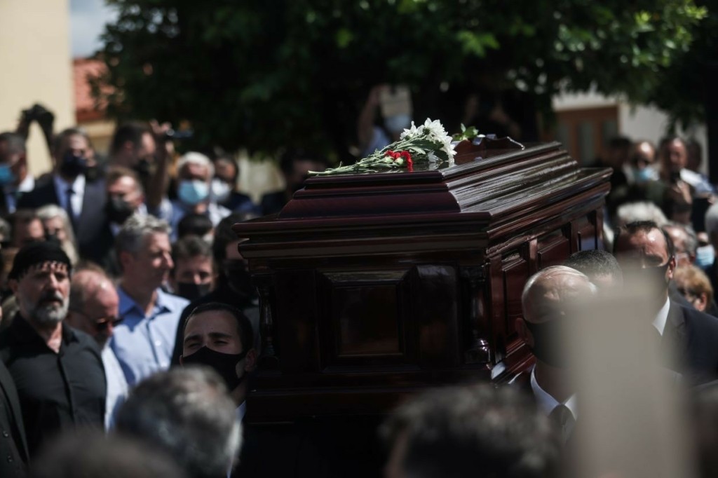 “Tον αντρειωμένο μην τον κλαις” – Η Κρήτη αποχαιρετά τον Μίκη Θεοδωράκη με ένα εμβληματικό ριζίτικο (vid)
