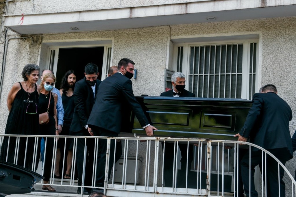 Οι εμπλοκές που αμαυρώνουν τη μνήμη του Μίκη Θεοδωράκη – Νέο πρόβλημα με το γραφείο τελετών και το φέρετρο
